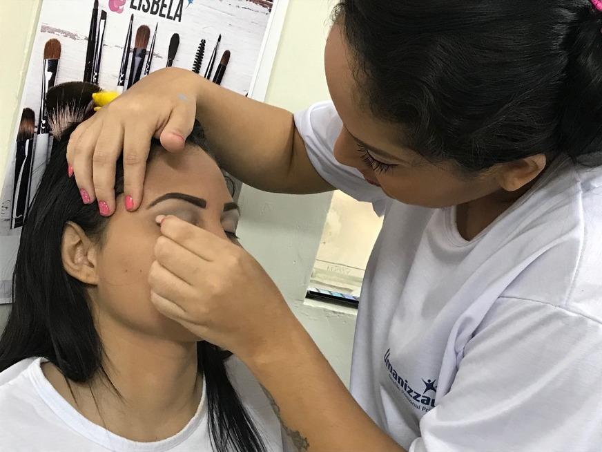 Presas do CDPF participam de curso de penteados e maquiagem profissional