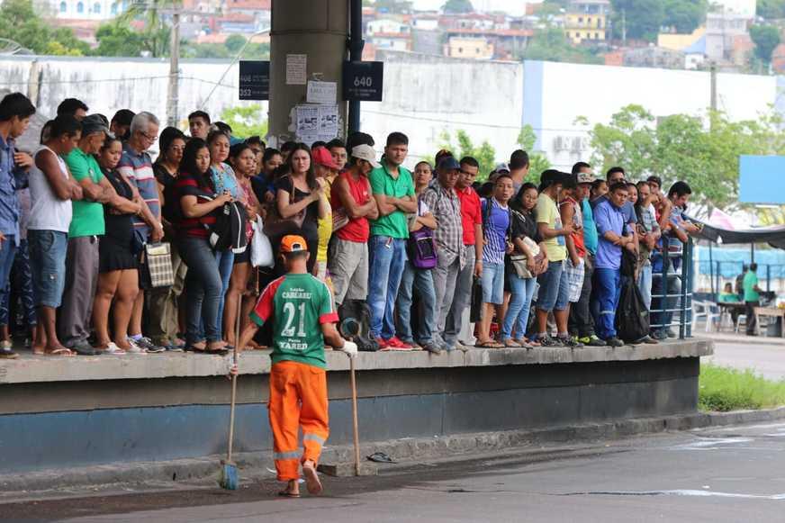 Passageiros sofrem com falta de ônibus nas paradas e terminais de Manaus