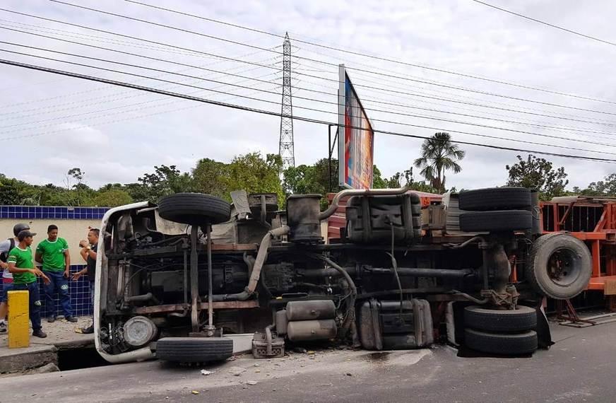 Av. Efigênio Sales é interditada e trânsito desviado para retirada de carreta tombada