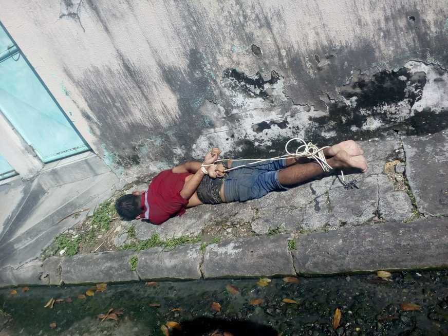 Suspeito de assalto é espancado e tem as mãos amarradas  no Ajuricaba