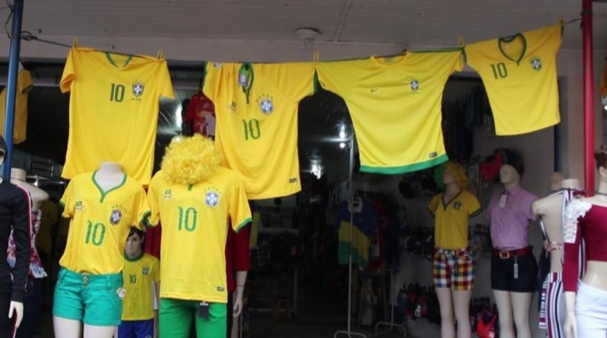 Brasil ou boi? Comércio e visitantes de Parintins se preparam para jogo da Seleção