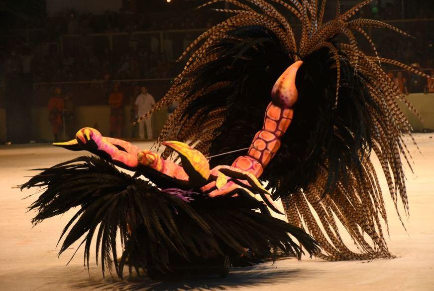 Pajé do Caprichoso se transforma em escorpião e agita lado azul da Arena
