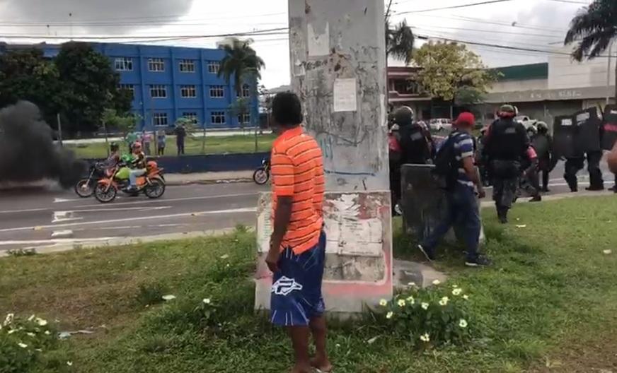Populares e PM entram em confronto em protesto contra paralisação dos ônibus