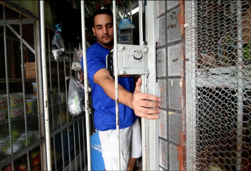 População corre da própria sombra