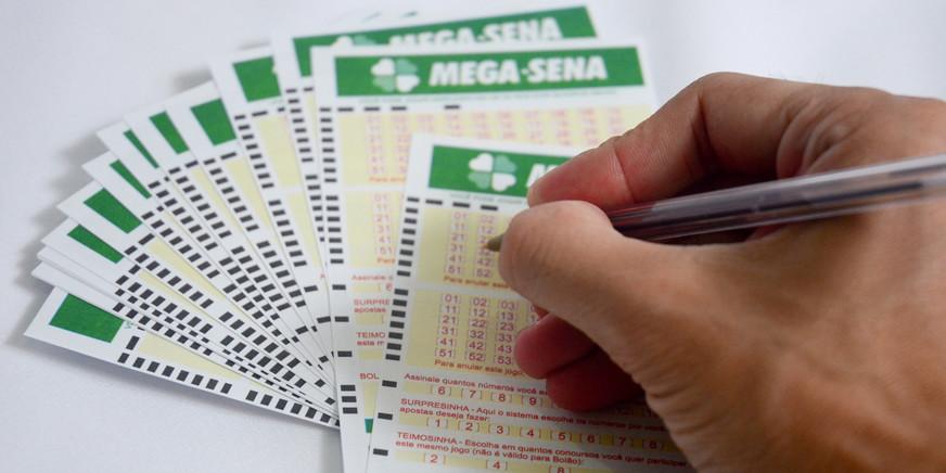 Mega-Sena acumulada pode pagar R$ 9,5 milhões neste sábado