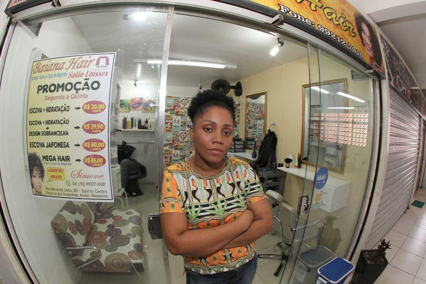 Ex-camelôs retirados das ruas do Centro sofrem com falta de clientes nas galerias