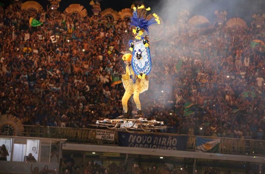 Caprichoso aposta novamente em hoverboard e traz estandarte azul voando
