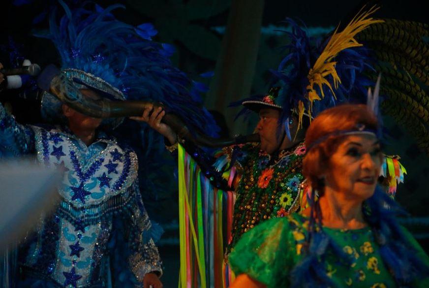 Amo do Boi toca berrante e conduz Vaqueirada do Caprichoso no Bumbódromo
