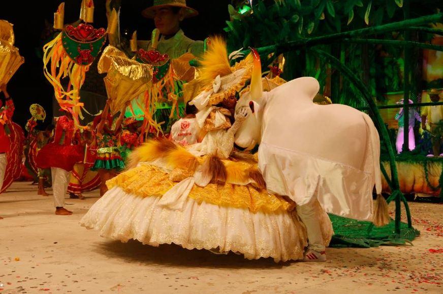 Sinhazinha e Rainha do Folclore do Garantido surgem em alegoria de Chico Mendes