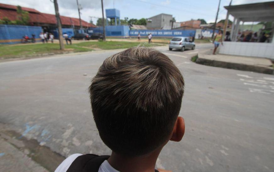 Triste realidade: crianças idolatram bandidos e usam relógios como tornozeleiras
