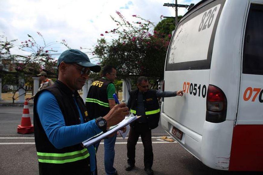 Vinte e nove micro-ônibus Executivos são notificados no Centro de Manaus