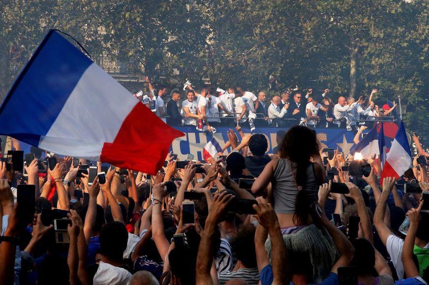Com segurança reforçada, multidão recebe seleção francesa em Paris