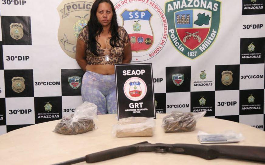 Mulher é presa com espingarda e maconha dentro de imóvel no Jorge Teixeira