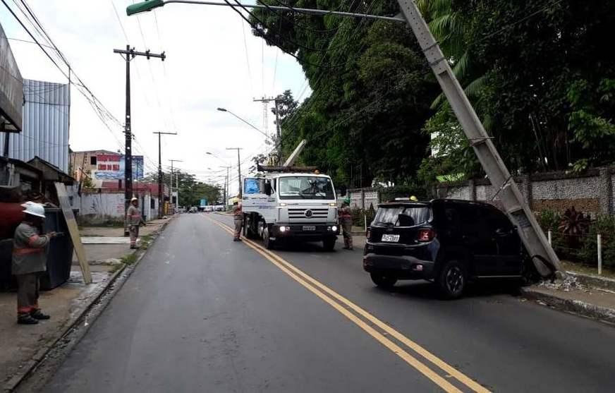 Avenida no bairro Lírio do Vale é interditada após colisão de carro com poste