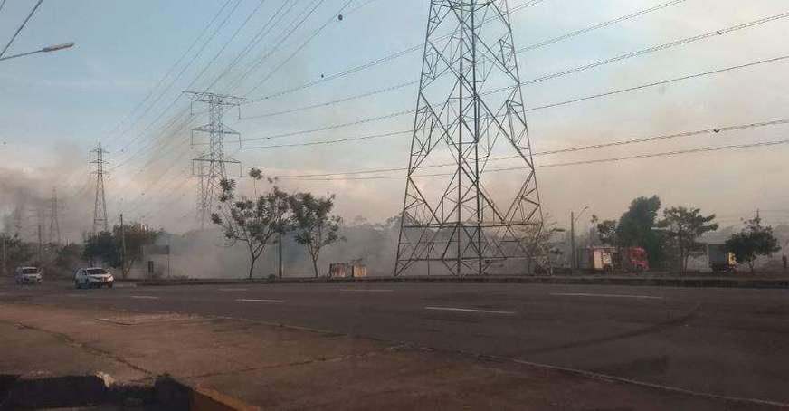 Incêndio atinge área próxima da subestação da Eletrobras da avenida das Torres