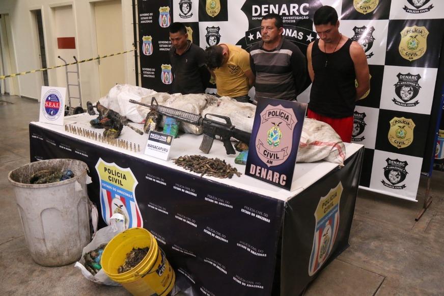 Lancha com 400 kg de droga e armamento explode em operação e quatro são presos