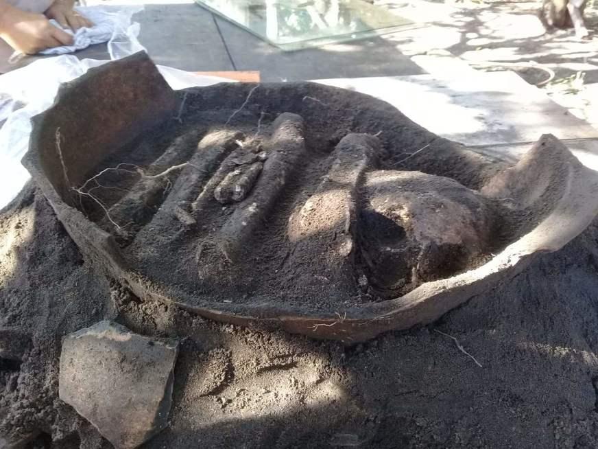 Moradores da zona rural de Parintins acham urna funerária de mil anos no quintal de casa