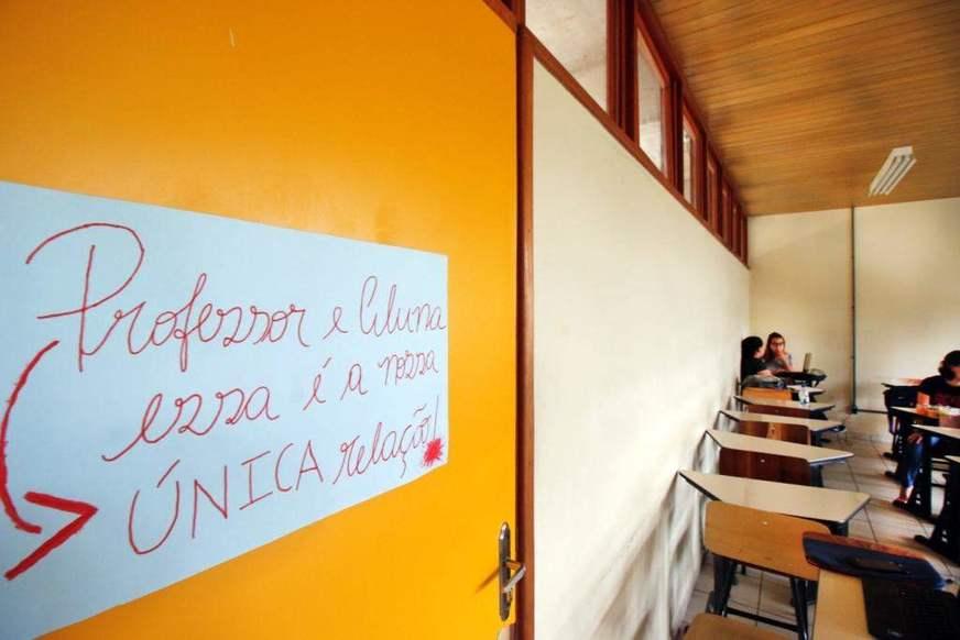 Professor acusado de assediar alunas na Ufam é substituído e responderá a processo