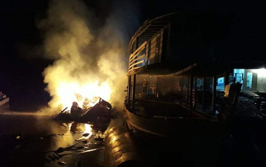 Explosão e incêndio em barcos deixam três feridos no município de Manacapuru