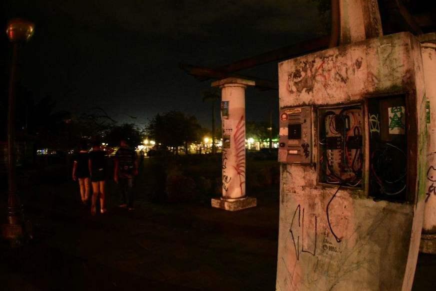 Praças do Centro estão no escuro e aumentam risco de crimes em Manaus