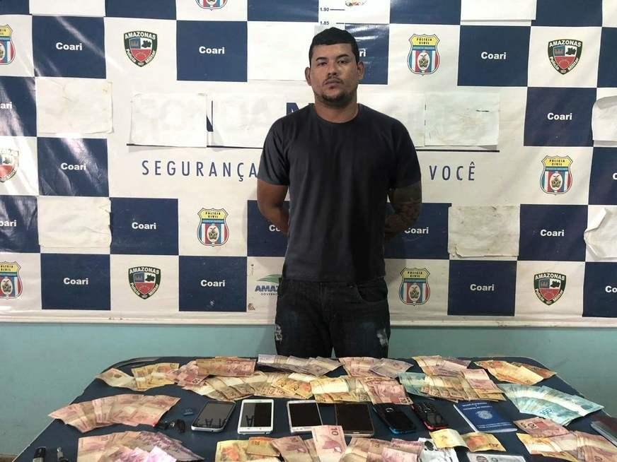 Membro de bando especializado em assaltos é preso com celulares roubados e R$ 5 mil