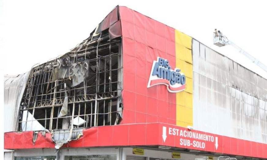 Prédio de supermercado Big Amigão corre risco de desabar após incêndio