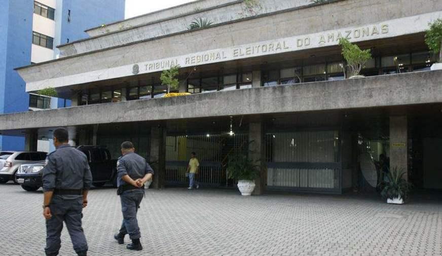 Candidatos censuram pesquisas