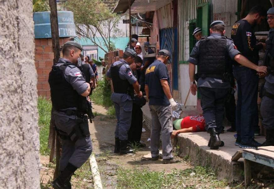 Mulher é assassinada com três tiros em calçada de casa no bairro Cidade Nova