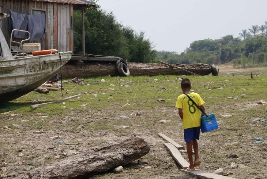 Esquecidos: ribeirinhos de casas flutuantes sofrem com pobreza no interior do AM