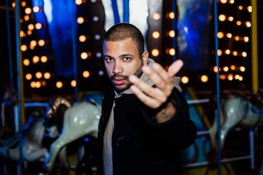 Rapper Projota volta a falar de amor em “A Voz e Violão”
