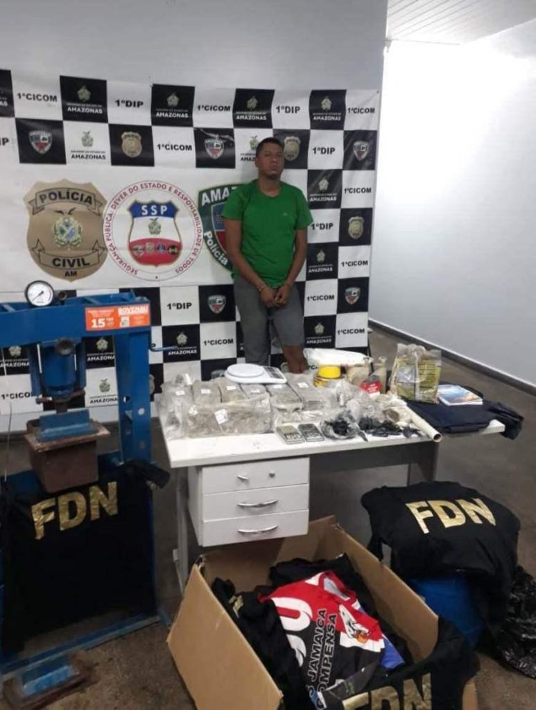 Homem é preso em laboratório de drogas com 10 quilos de maconha e blusas da FDN