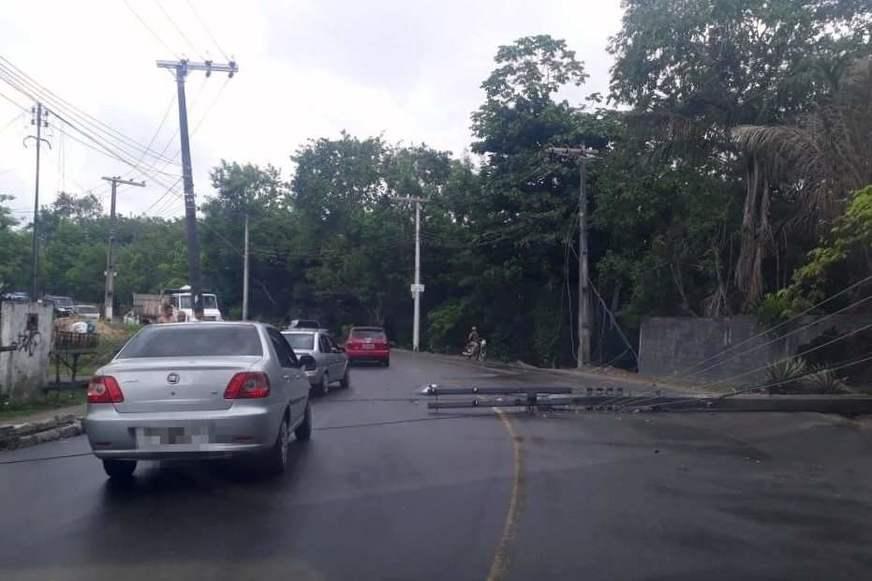 Poste tomba em via pública e interdita rua na Cidade Nova, em Manaus