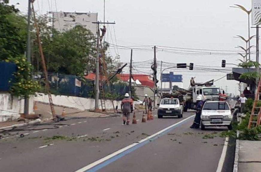 Av. Constantino Nery é interditada após veículo derrubar quatro postes de energia