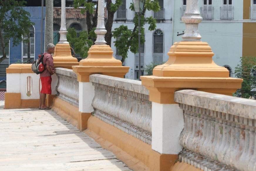 Praça da Matriz volta a conviver com problemas e vira banheiro a céu aberto