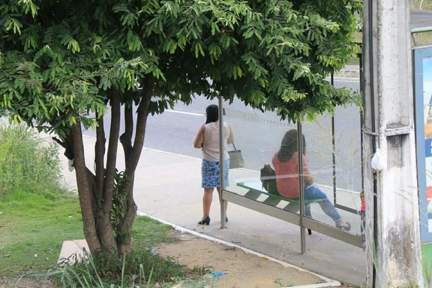 Homem estupra e rouba mulher em parada de ônibus na avenida das Torres