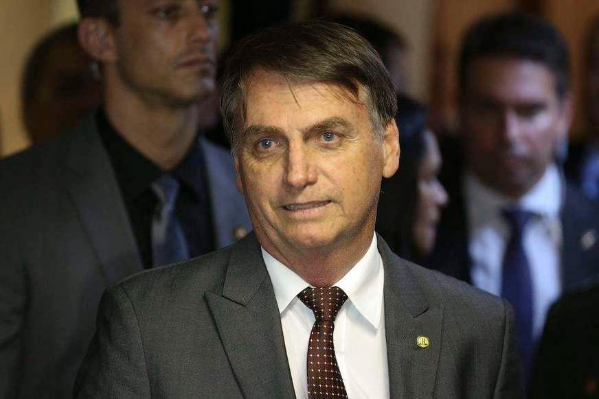 Programa Mais Médicos não será suspenso, diz Bolsonaro