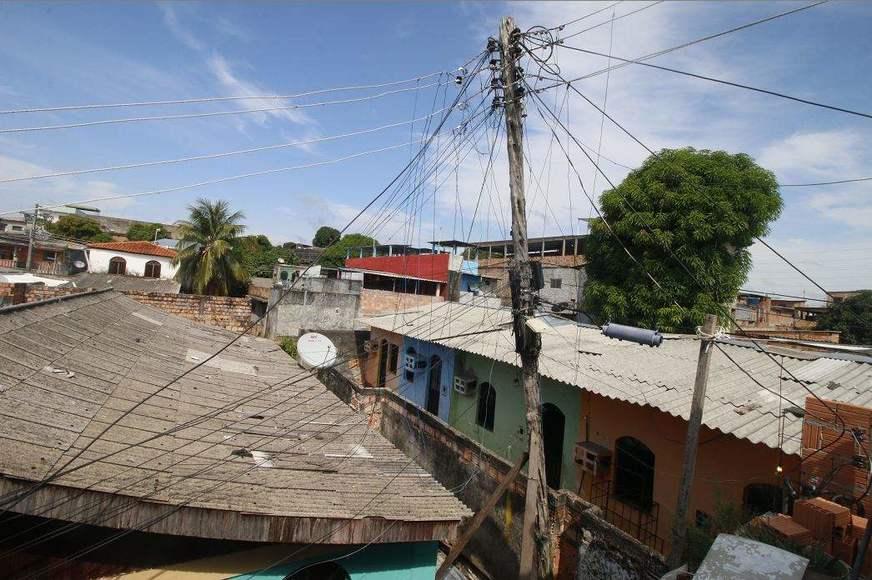 Moradores do Japiim temem desabamento de postes de iluminação pública