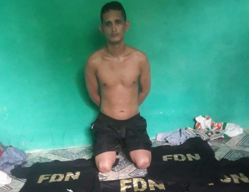 Homem é preso com armas e blusas ‘personalizadas’ da FDN, em Manaus
