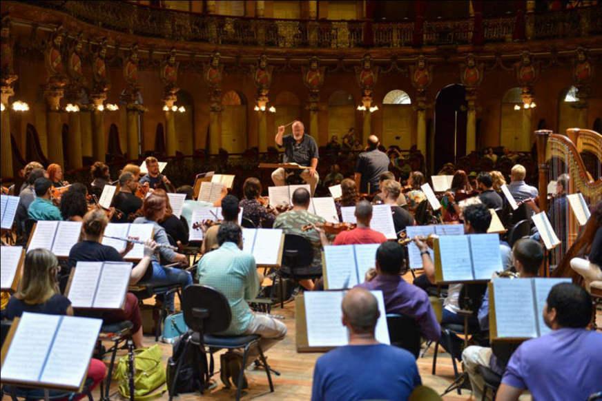 ‘Concerto de Varsóvia/Carmina Burana’ é apresentado no Teatro Amazonas