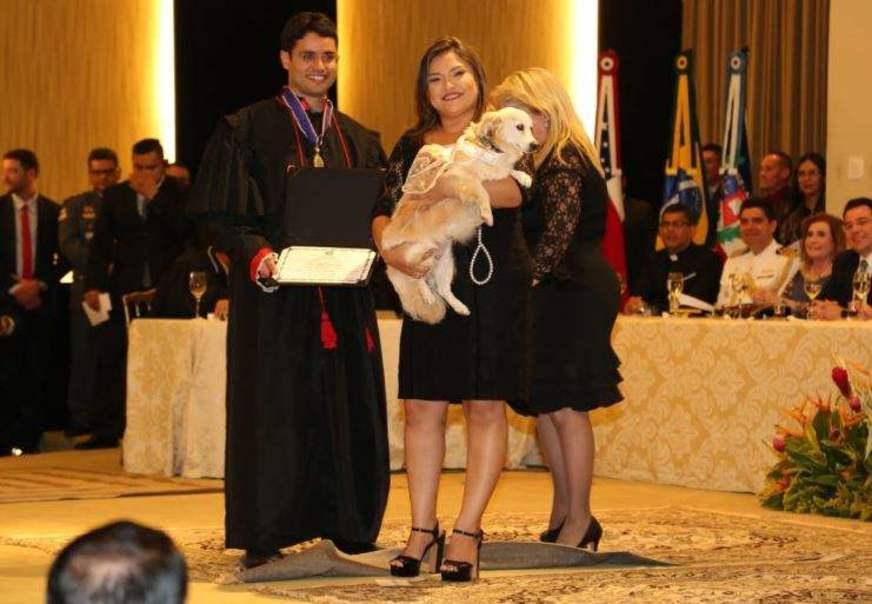 Deputada eleita recebe diploma do TRE com cadela no colo