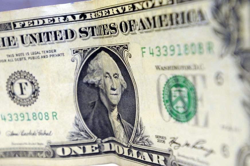 Dólar cai e bolsa fica estável com dados fracos nos EUA