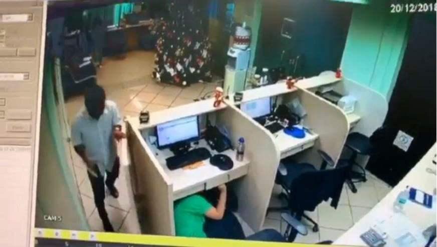 Bandidos armados invadem cooperativa de crédito e levam cerca de R$ 100 mil