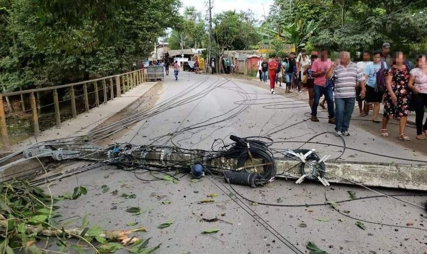 Poste cai e interdita trecho da estrada do Tarumã, na Zona Oeste de Manaus