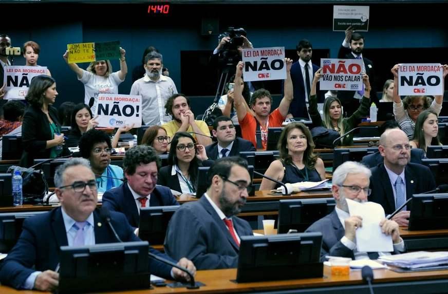 ‘Escola sem Partido’ divide opiniões e tem votação emperrada na Câmara