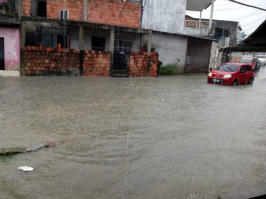 Chuva provoca alagamento de rua e até goteiras em ônibus de Manaus