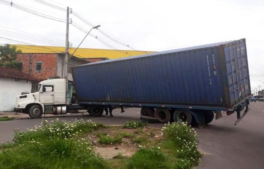 Caminhão carreta corre risco de tombar e interdita trecho da av. Autaz Mirim