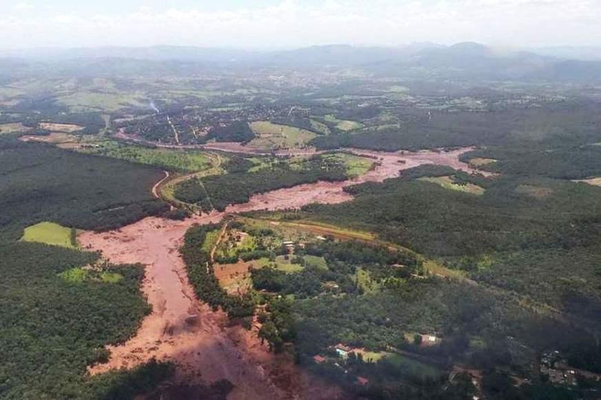 Vale admite possibilidade de vítimas e não explica causas de rompimento de barragem