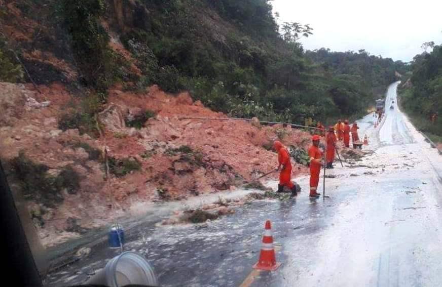 Deslizamento de barranco bloqueia faixa da BR-174 após forte chuva