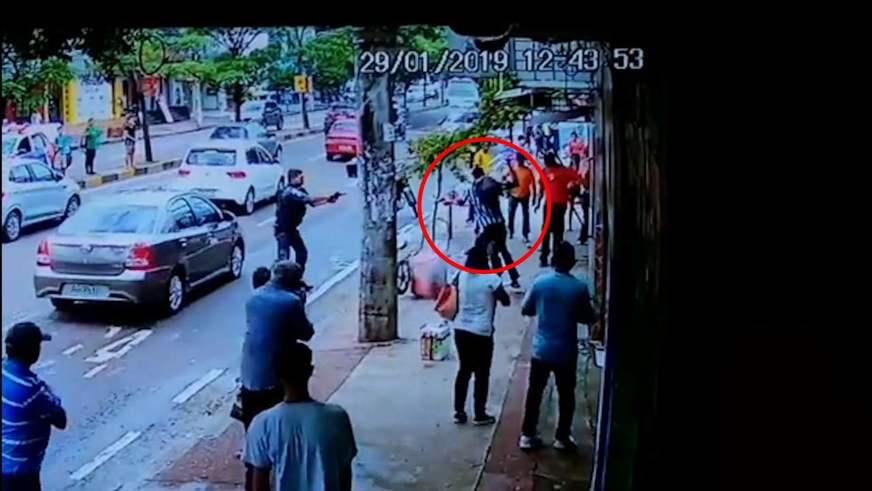 Vídeo mostra momento em que vendedor de dindin ataca policial e é morto