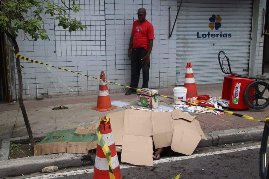 Após briga, vendedor de dindin ataca policial com faca e é morto a tiros